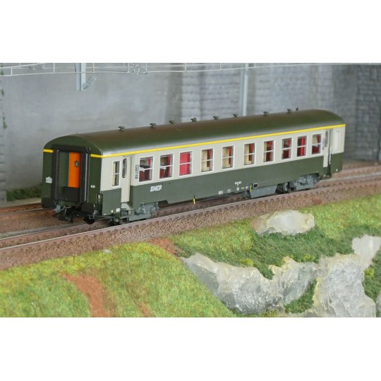 R37_HO42521-R37 HO42521 USI passenger car, A4t4, Y24 bogies, Dijon, illuminated