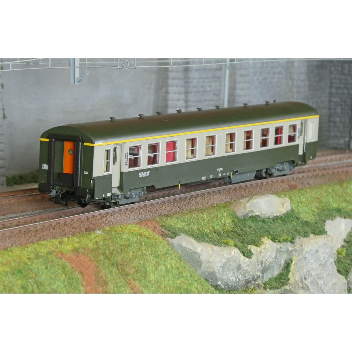 R37 HO42521 USI passenger car, A4t4, Y24 bogies, Dijon, illuminated...