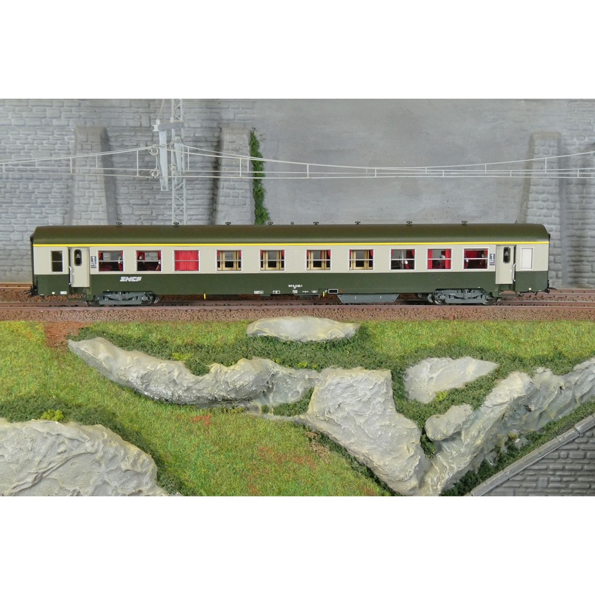 R37 HO42521 USI passenger car, A4t4, Y24 bogies, Dijon, illuminated...