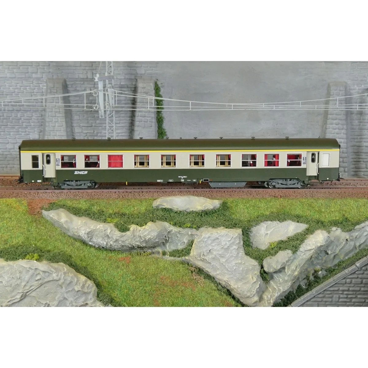 R37 HO42521 USI passenger car, A4t4, Y24 bogies, Dijon, illuminated R37 HO42521 USI passenger car, A4t4, Y24 bogies, Dijon, illuminated