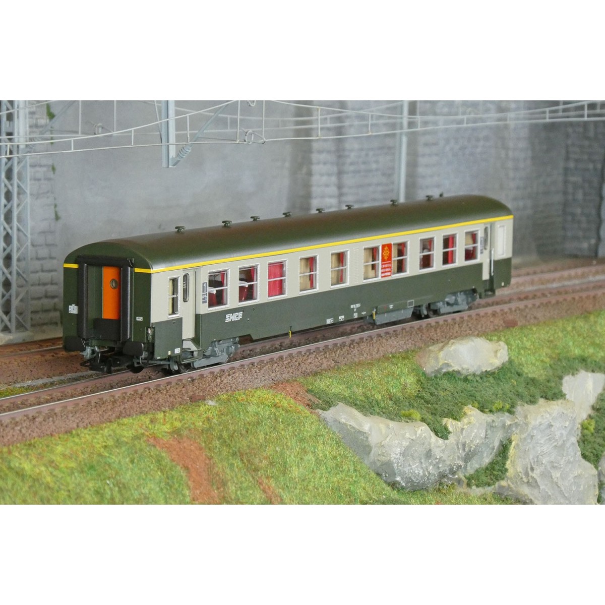 R37 HO42522 USI passenger car, A4t4, Y24 bogies, Toulouse, illumina...