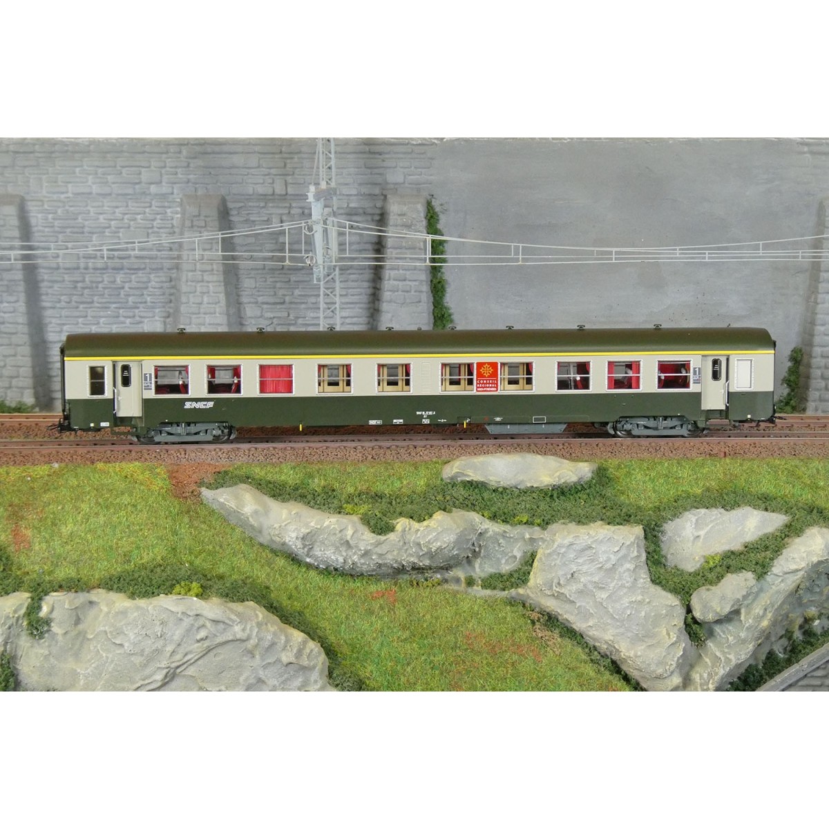 R37 HO42522 USI passenger car, A4t4, Y24 bogies, Toulouse, illumina...