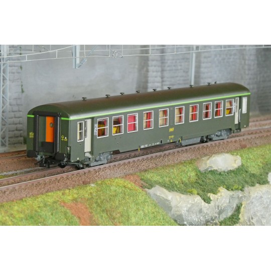 R37_HO42523-R37 HO42523 USI passenger car, B4t4, Y24 bogies, Sotteville, illuminated