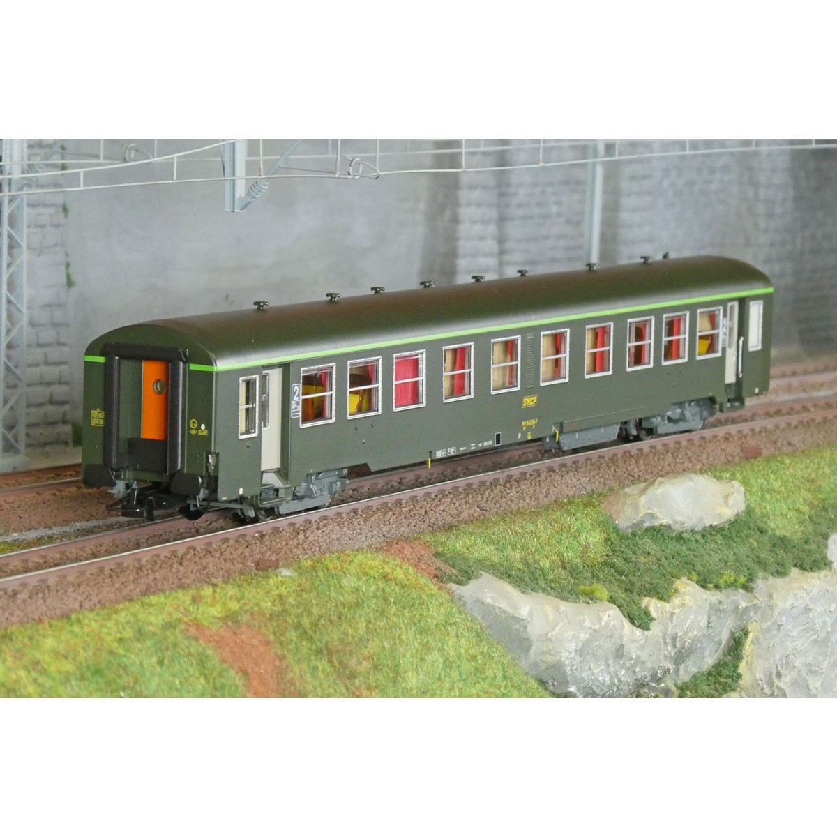 R37 HO42523 USI passenger car, B4t4, Y24 bogies, Sotteville, illumi...