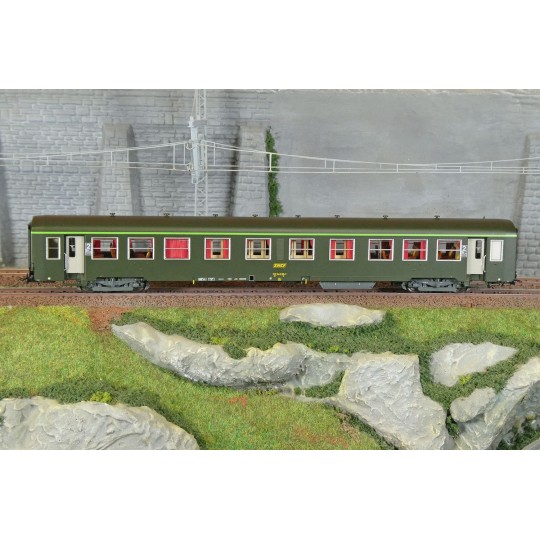 R37_HO42523-R37 HO42523 USI passenger car, B4t4, Y24 bogies, Sotteville, illuminated