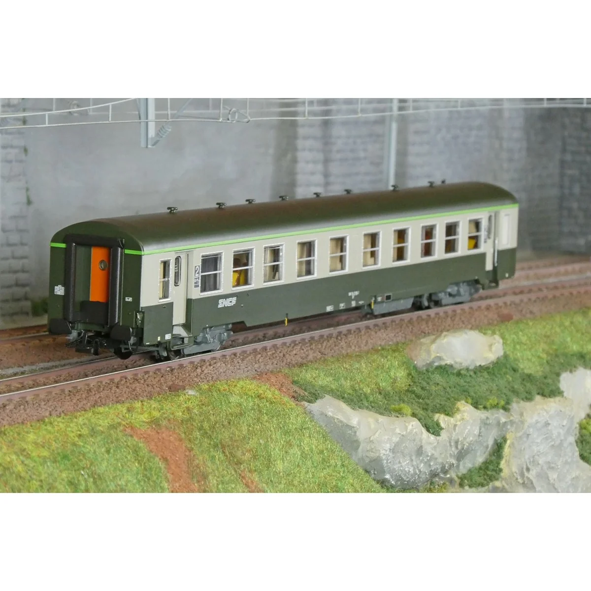 R37 HO42524 USI passenger car, B4t4, Y24 bogies, Chambéry, illumina...