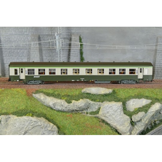 R37_HO42524-R37 HO42524 USI passenger car, B4t4, Y24 bogies, Chambéry, illuminated