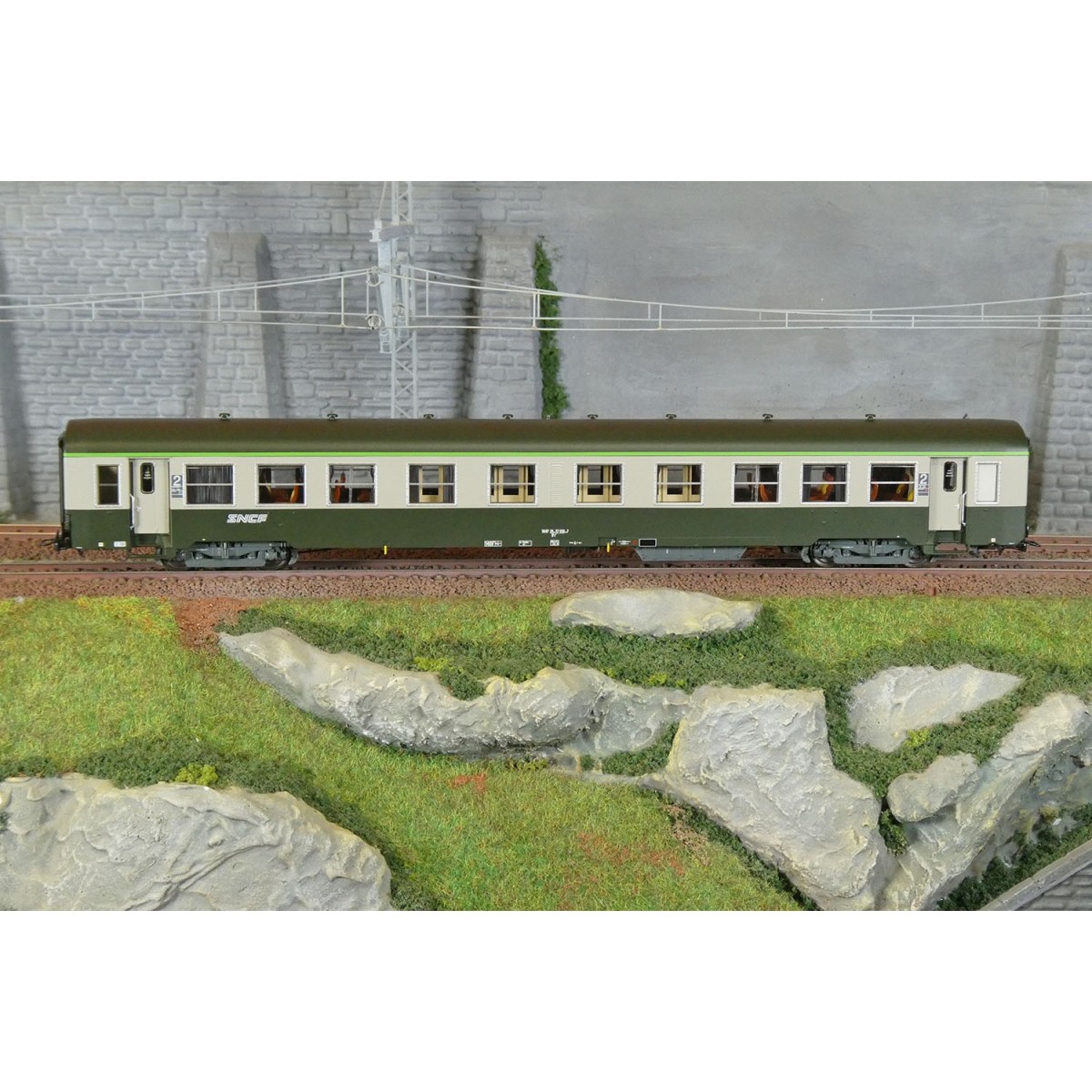 R37 HO42524 USI passenger car, B4t4, Y24 bogies, Chambéry, illumina...