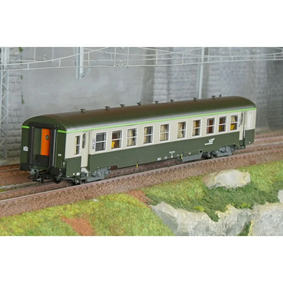 R37 HO42525 Voiture voyageurs USI, B4t4, bogies Y24, Dijon, éclairée Rail 37 - R37 R37_HO42525 - 1