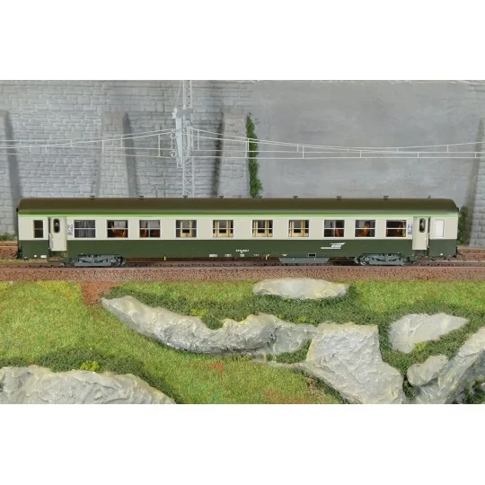 R37_HO42525-R37 HO42525 USI passenger car, B4t4, Y24 bogies, Dijon, illuminated