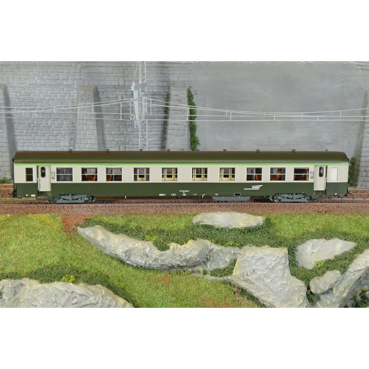 R37 HO42525 USI passenger car, B4t4, Y24 bogies, Dijon, illuminated...