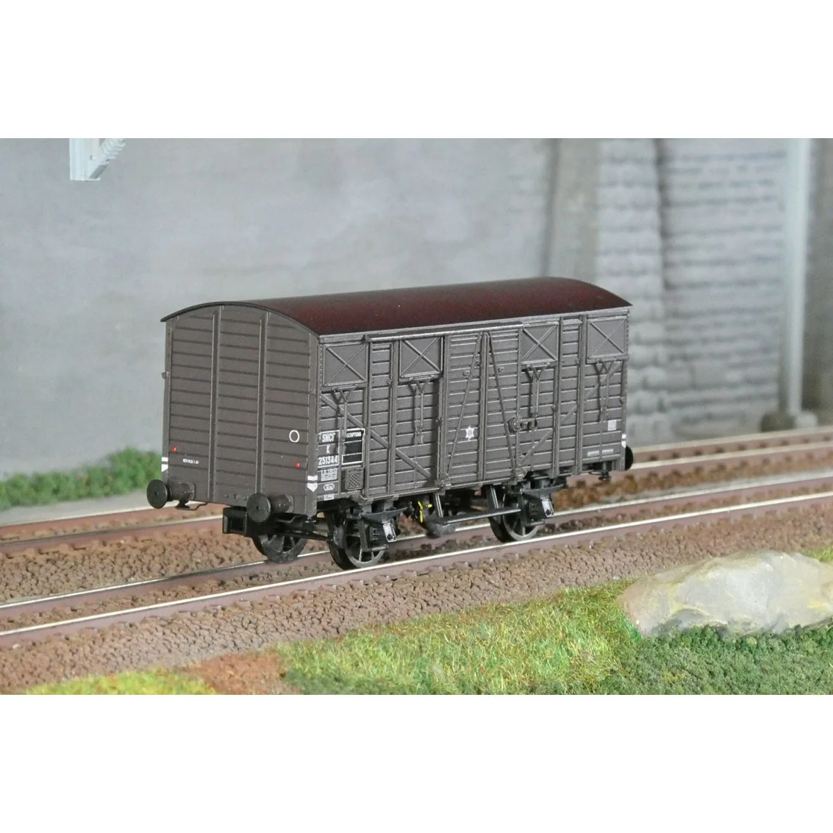 LS Models 31312 OCEM Kf 19 Wagon, SNCF, brown livery with black roo... LS Models 31312 OCEM Kf 19 Wagon, SNCF, brown livery with black roo...