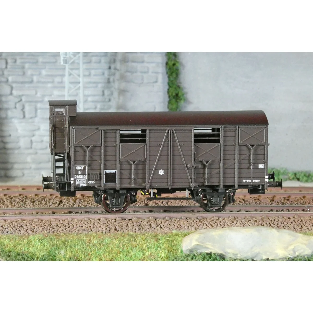 LS Models 31313 OCEM Kf 19 wagon, SNCF, brown livery with black roo... LS Models 31313 OCEM Kf 19 wagon, SNCF, brown livery with black roo...