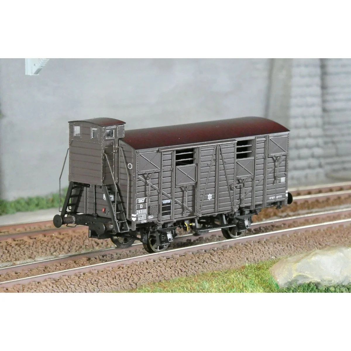 LS Models 31313 OCEM Kf 19 wagon, SNCF, brown livery with black roo... LS Models 31313 OCEM Kf 19 wagon, SNCF, brown livery with black roo...