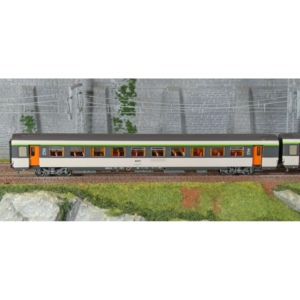 LS Models E200 Set de 2 voitures corail VTU, SNCF, B10tu / B11tu, logo Encadré, éclairée Ls models LSM_E200 - 3 LS Models E200 Set de 2 voitures corail VTU, SNCF, B10tu / B11tu, logo Encadré, éclairée Ls models LSM_E200 - 3
