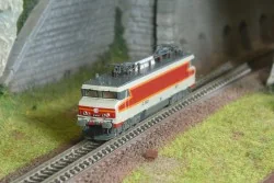 Arnold HN2648 Locomotive électrique CC 21002, logo casquette, livrée gris Béton (« Beffara »), N 1/160 Arnold HN2648 - 1