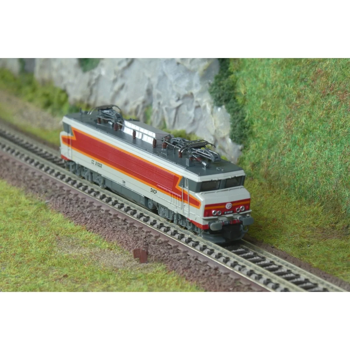 Arnold HN2648 Locomotive électrique CC 21002, logo casquette, livrée gris Béton (« Beffara »), N 1/160 Arnold HN2648 - 3