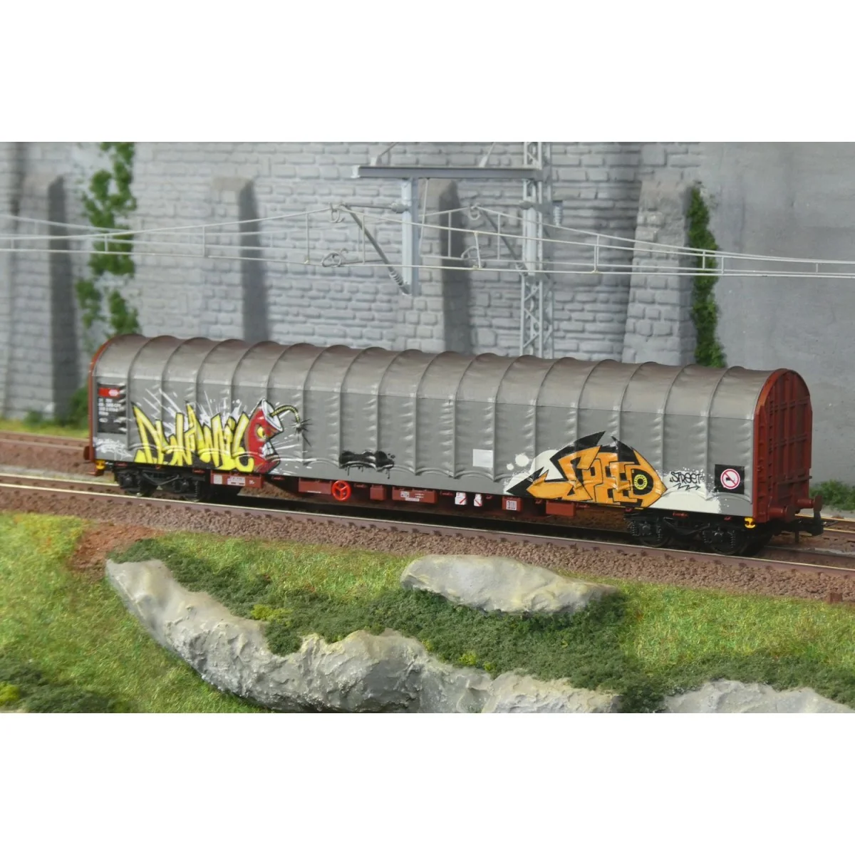 SBB 4-axle covered wagon (Rils type) delivered with graffiti - Riva...
