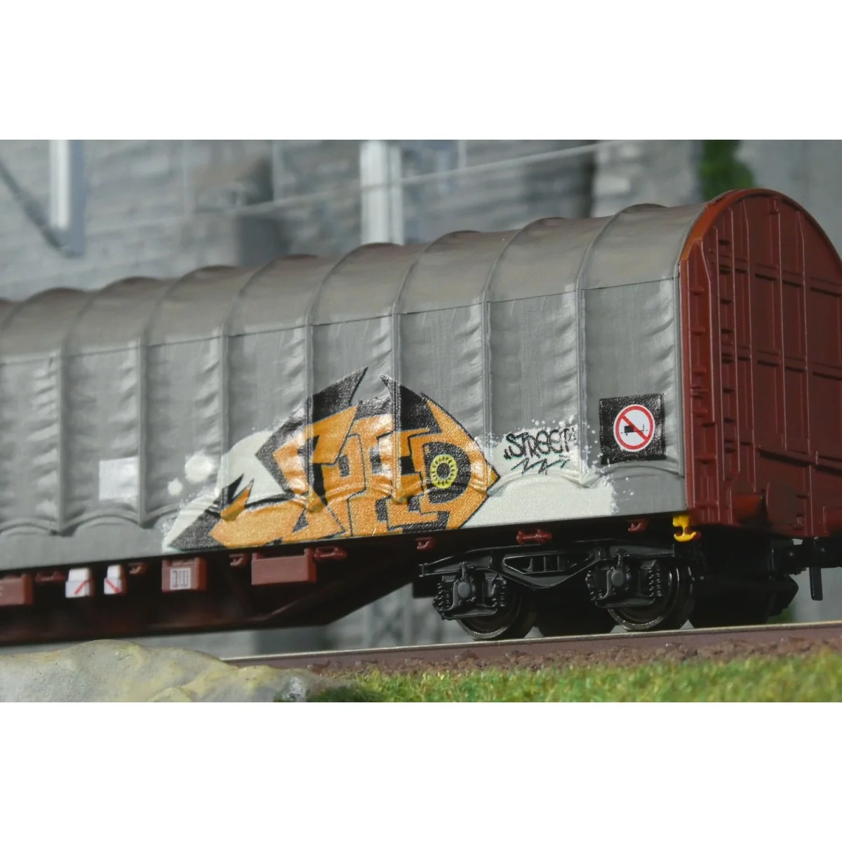 SBB 4-axle covered wagon (Rils type) delivered with graffiti - Riva...