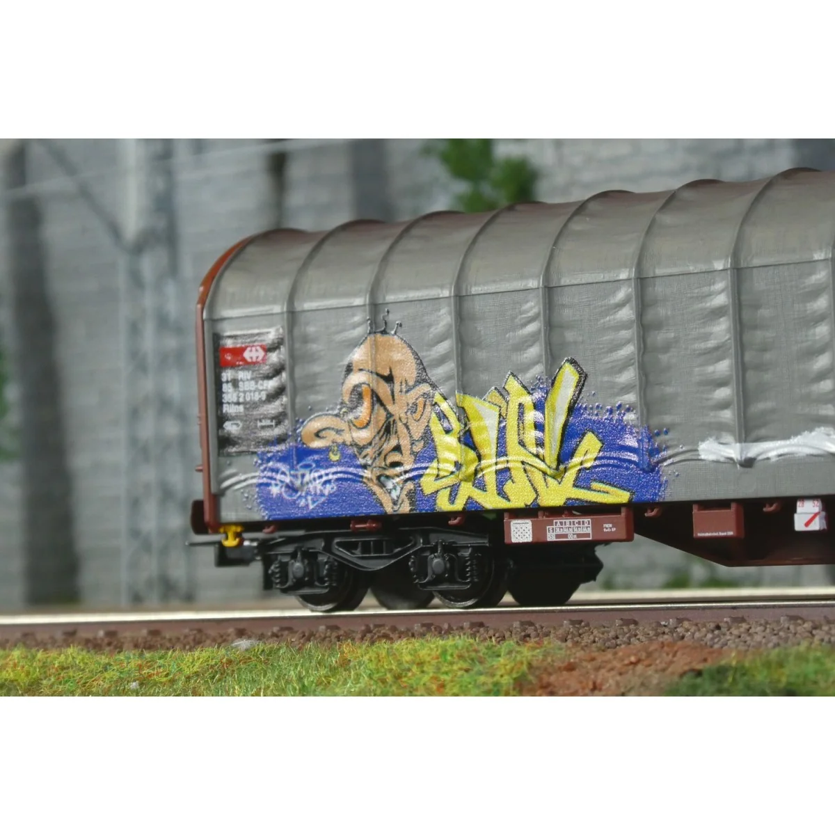 SBB 4-axle covered wagon (Rils type) delivered with graffiti - Riva...