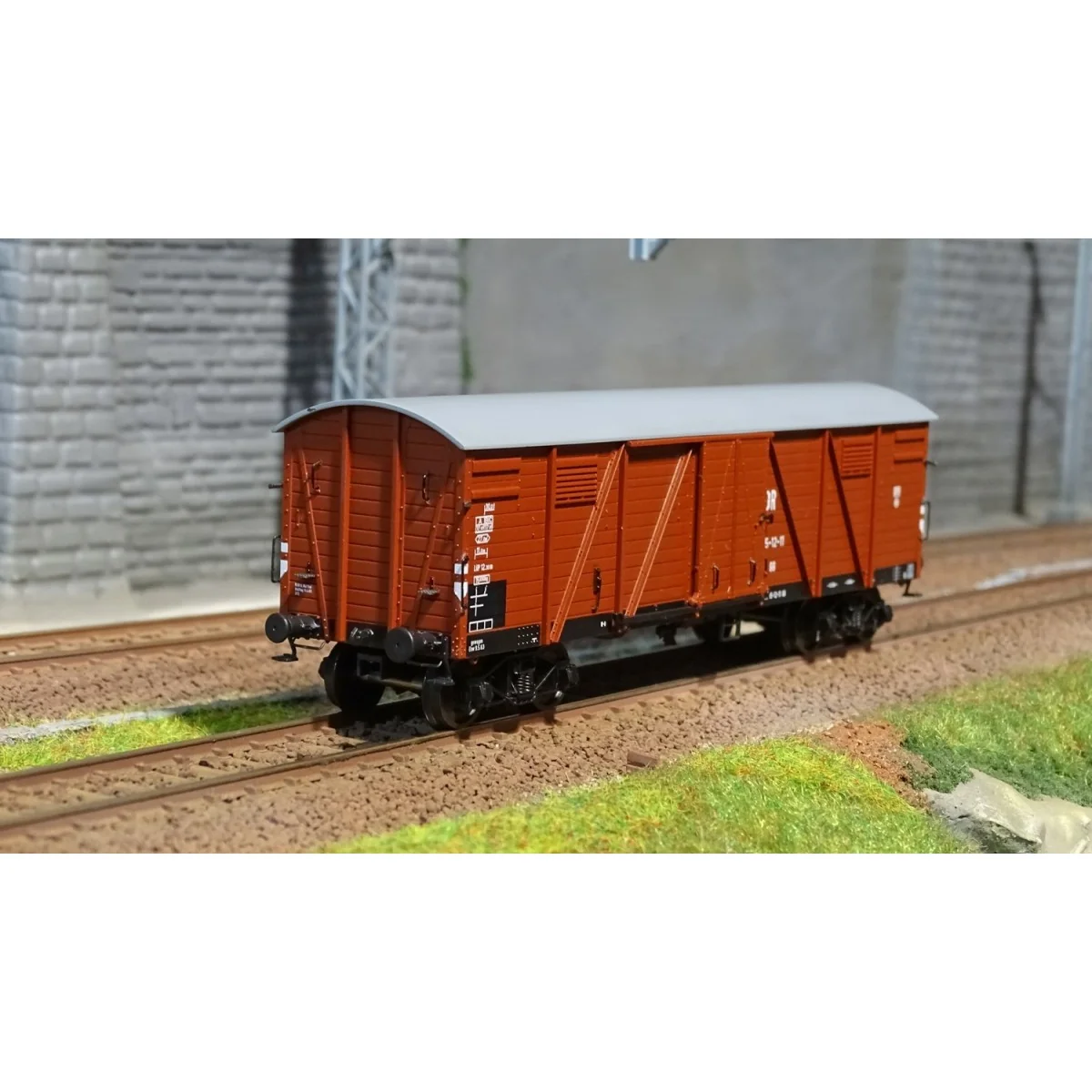 Ree models WB 527 Covered Wagon TP 2 Doors, bogies, th. III, DR Ree models WB 527 Covered Wagon TP 2 Doors, bogies, th. III, DR