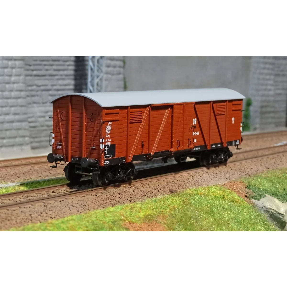 Ree modeles WB 528 Wagon Couvert TP 2 Portes, bogies, ep. III, DR Ree Modeles WB-528 - 1 Ree modeles WB 528 Wagon Couvert TP 2 Portes, bogies, ep. III, DR Ree Modeles WB-528 - 1