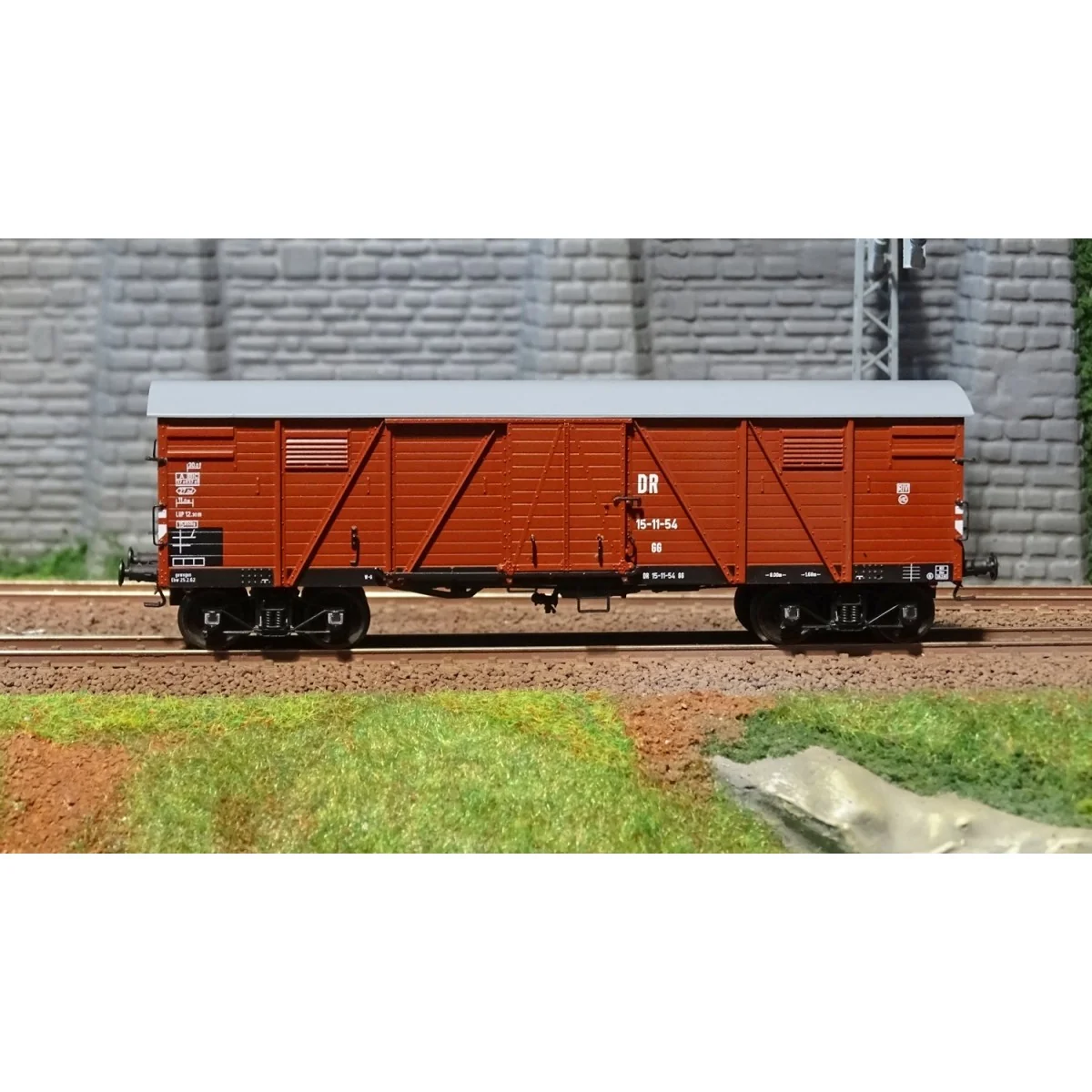 Ree models WB 528 Covered Wagon TP 2 Doors, bogies, th. III, DR Ree models WB 528 Covered Wagon TP 2 Doors, bogies, th. III, DR