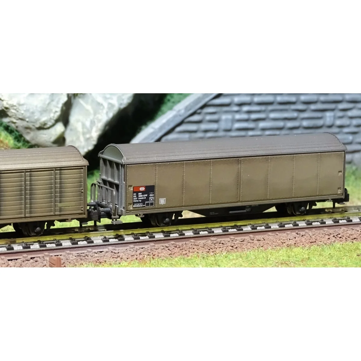 MiniTrix 15307 Set of 2 sliding-wall wagons Hbis-v, SBB SB... MiniTrix 15307 Set of 2 sliding-wall wagons Hbis-v, SBB SB...