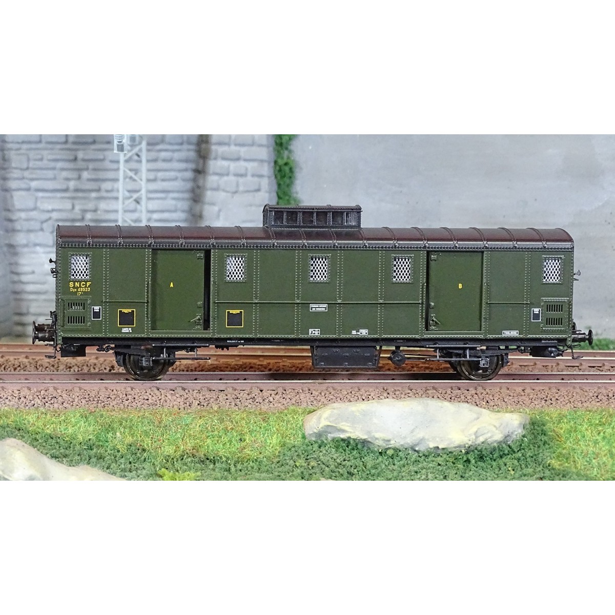 Ree Modeles VB 109 OCEM 30 baggage car, black roof, ex-PO, SNCF, TO...