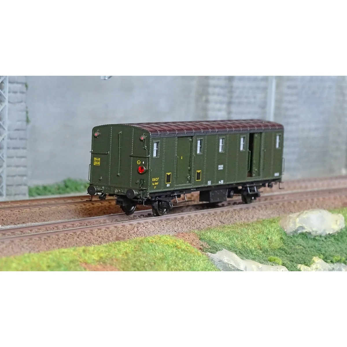 Ree Modeles VB 112S OCEM 30 van, black roof, ex-ETAT, SNCF, BATTIGN...