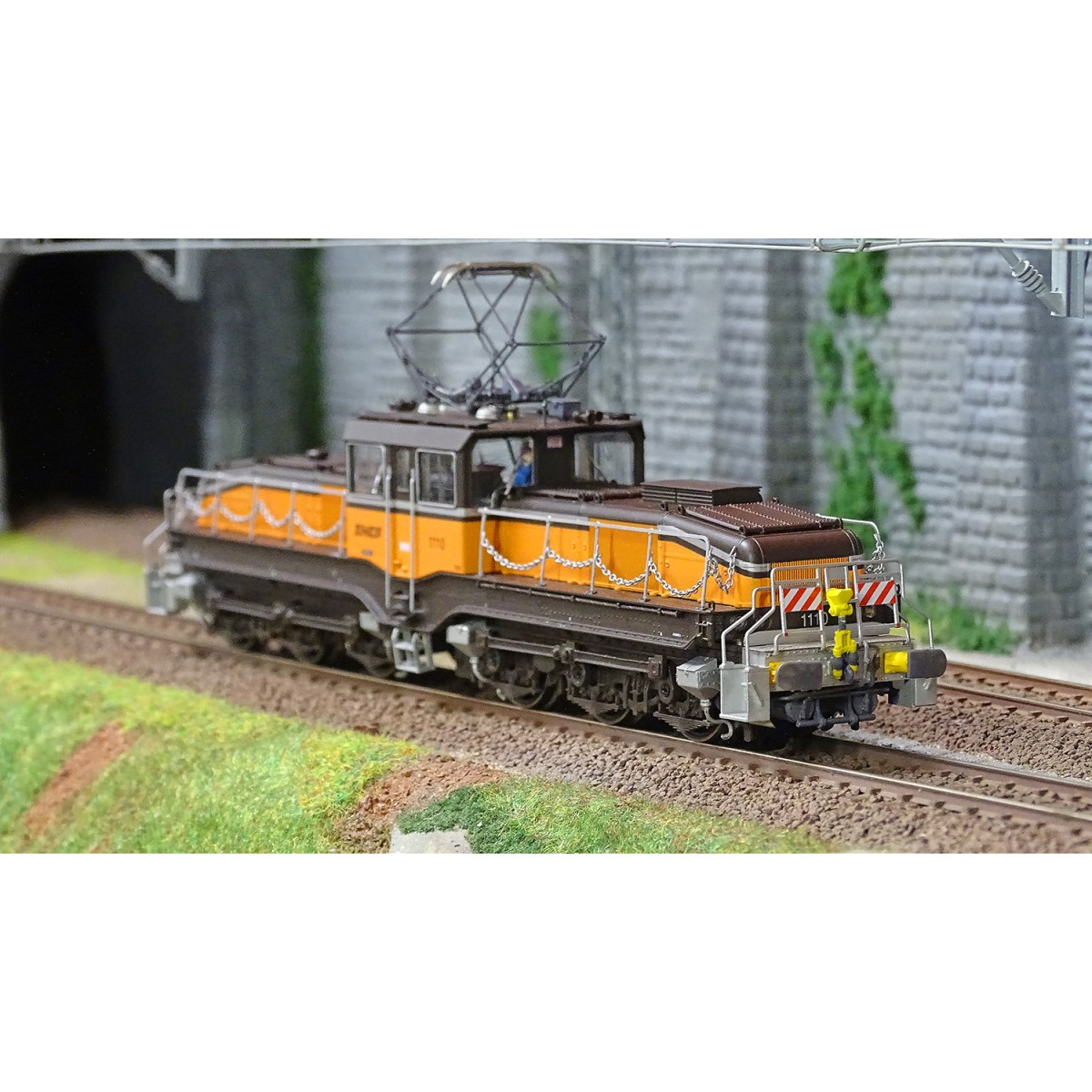Mistral 22-03-G005 CC 1110 electric locomotive, SNCF, Arzens livery...