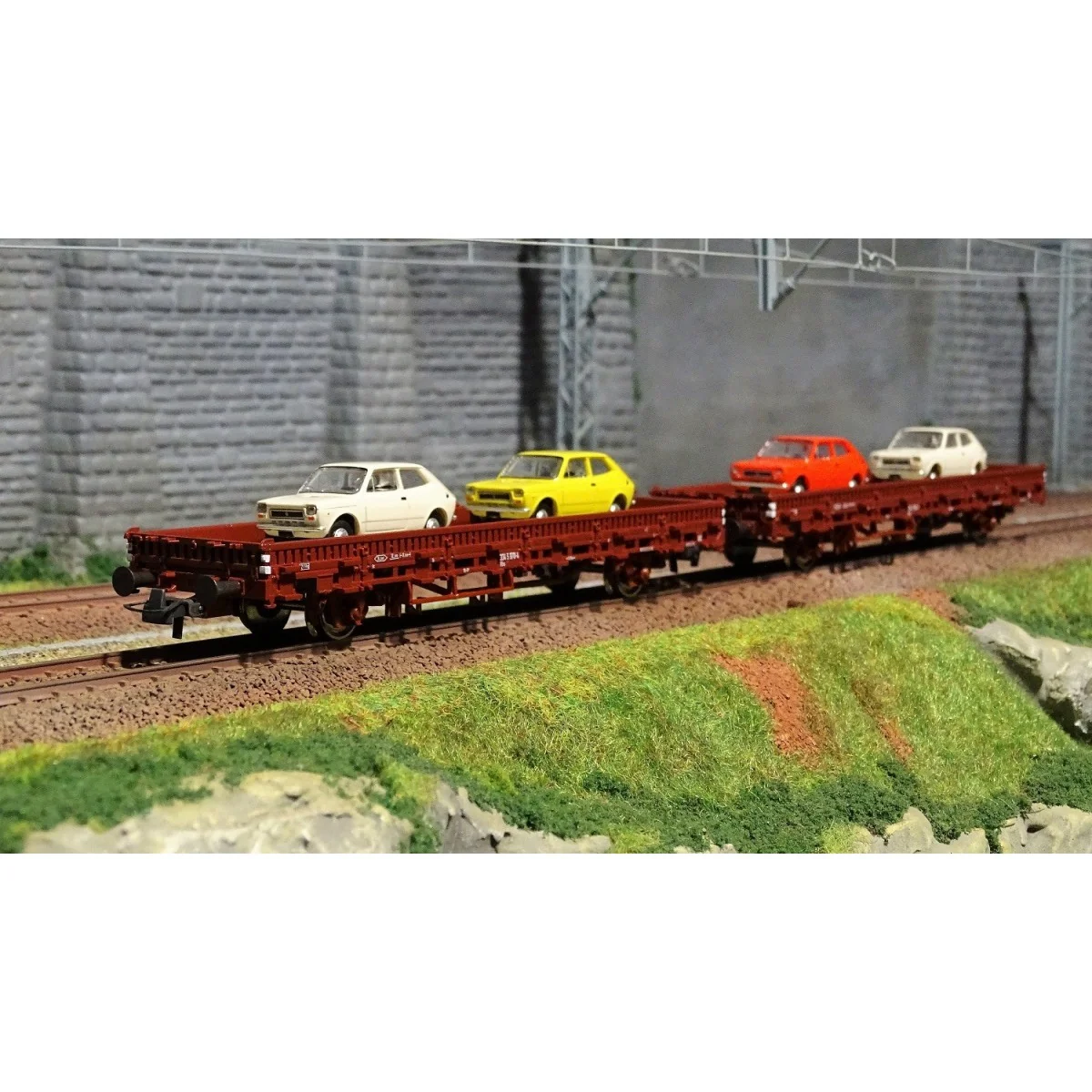 Roco 67086 Set of 2 slatted axle wagons, brown, DB, loaded with car...