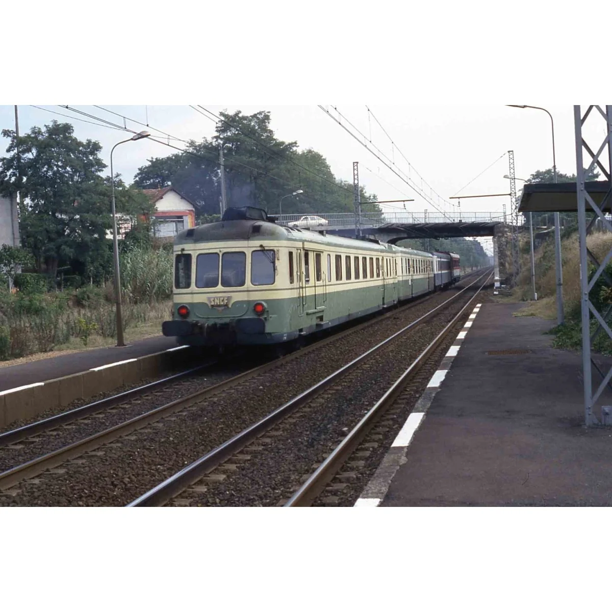 Jouef HJ2386 Autorail diesel RGP2 X 2700 à 2 voitures, SNCF, livré vert et jaune Jouef HJ2386 - 5 Jouef HJ2386 Autorail diesel RGP2 X 2700 à 2 voitures, SNCF, livré vert et jaune Jouef HJ2386 - 5
