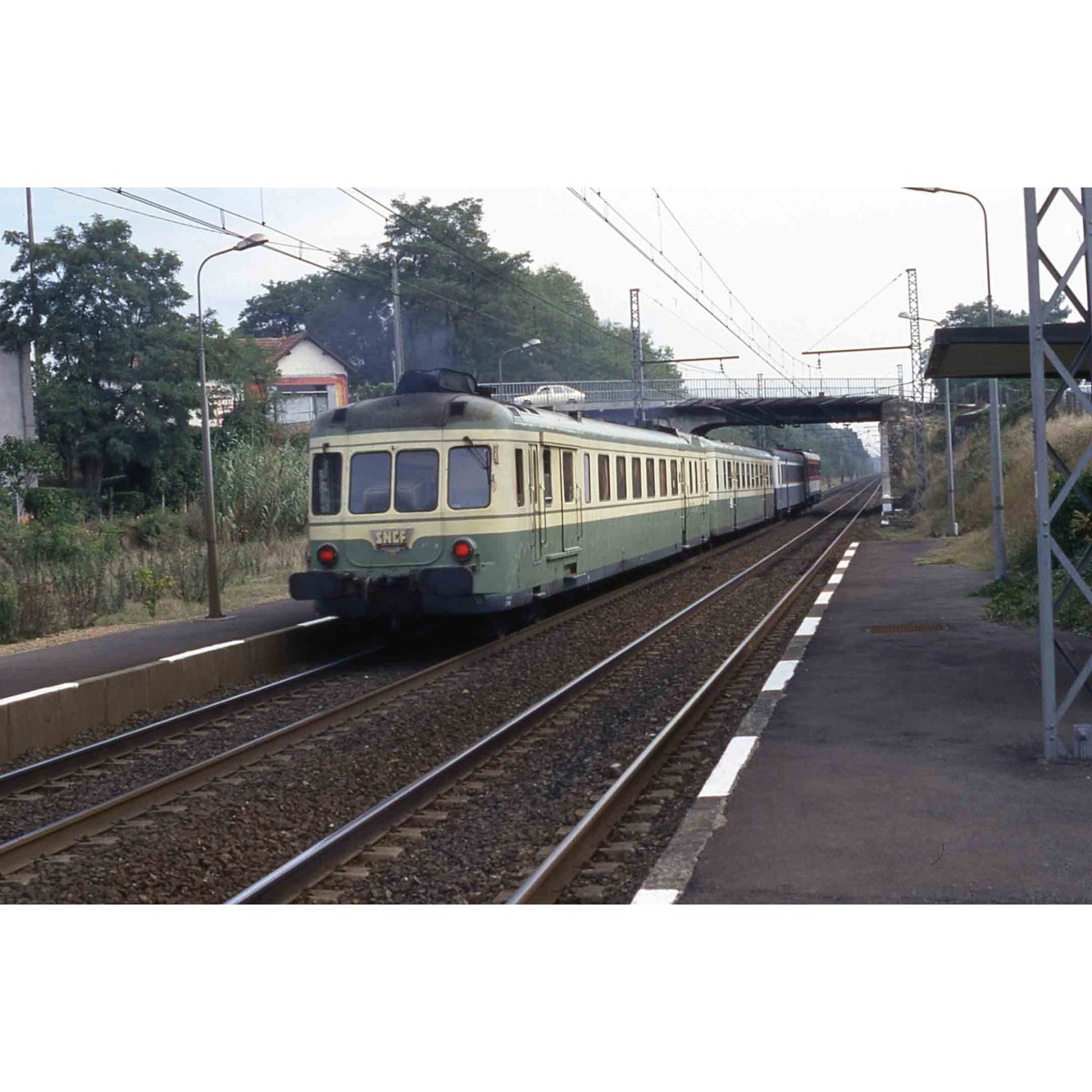 Jouef HJ2386 RGP2 X 2700 2-car diesel railcar, SNCF, green and yell...