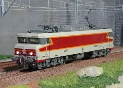 Jouef HJ2372 electric locomotive CC 6517, SNCF, delivered in red concrete.