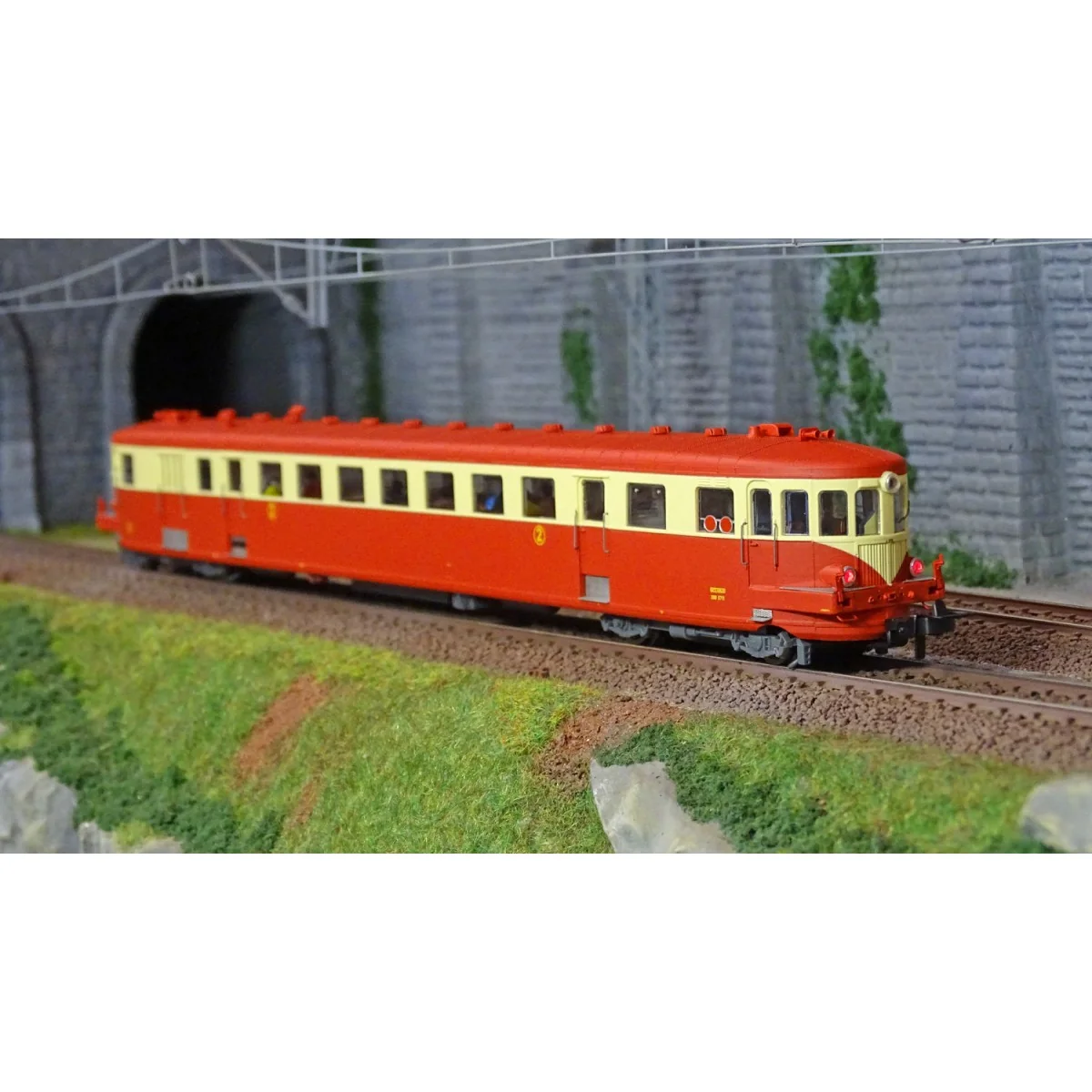 Mistral 21-05-G003 Autorail diesel X 3715, Rouge / Crème, Toit rouge, Metz-Sablon, SNCF, digital sonore Mistral Train Models Mis