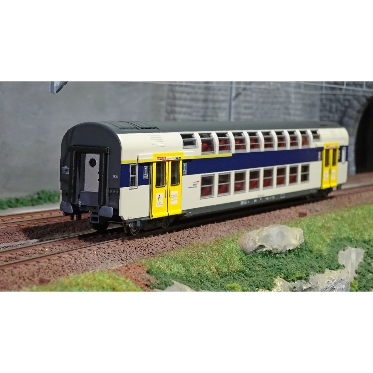 ViTrains 3214L Voiture voyageurs VB2N SNCF, livré Nord Pas de Calais, 1ère/2ème classe, Logo casquette, avec éclairage ViTrains ViTrains 3214L Voiture voyageurs VB2N SNCF, livré Nord Pas de Calais, 1ère/2ème classe, Logo casquette, avec éclairage ViTrains