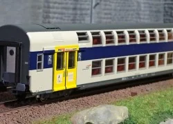 ViTrains 3215L SNCF VB2N passenger car, Nord Pas de Calai livery...