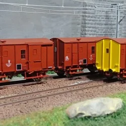EPM 51.00.12 Set de 3 wagons marchandise Fourgons Us, rouge UIC, toit et châssis rouge, SNCF, ep.V-VI EPM, Euro Passion Models 