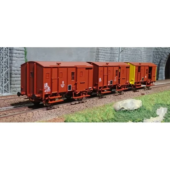 EPM 51.00.12 Set of 3 freight wagons, US vans, red UIC, red roof an... EPM_51.00.12-EPM 51.00.12 Set of 3 freight wagons, US vans, red UIC, red roof and chassis, SNCF, ep.V-VI