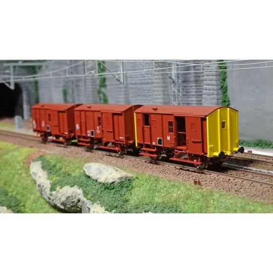 EPM 51.00.12 Set of 3 freight wagons, US vans, red UIC, red roof an... EPM_51.00.12-EPM 51.00.12 Set of 3 freight wagons, US vans, red UIC, red roof and chassis, SNCF, ep.V-VI