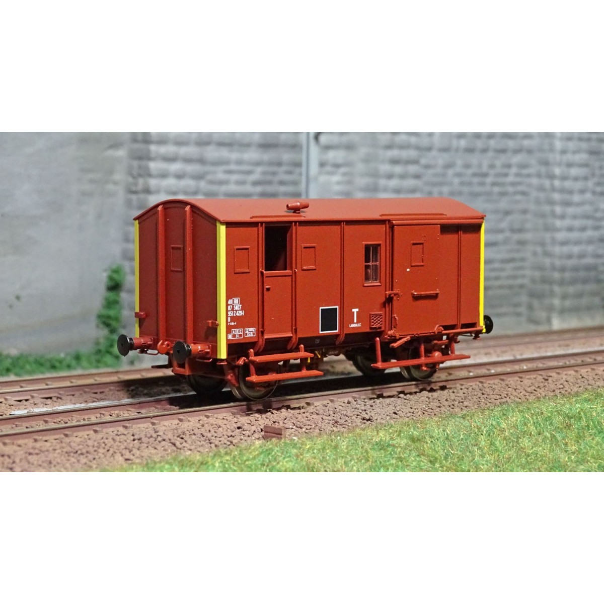 EPM 51.02.10 UK van freight wagon, UIC red, red roof and chassis, S...