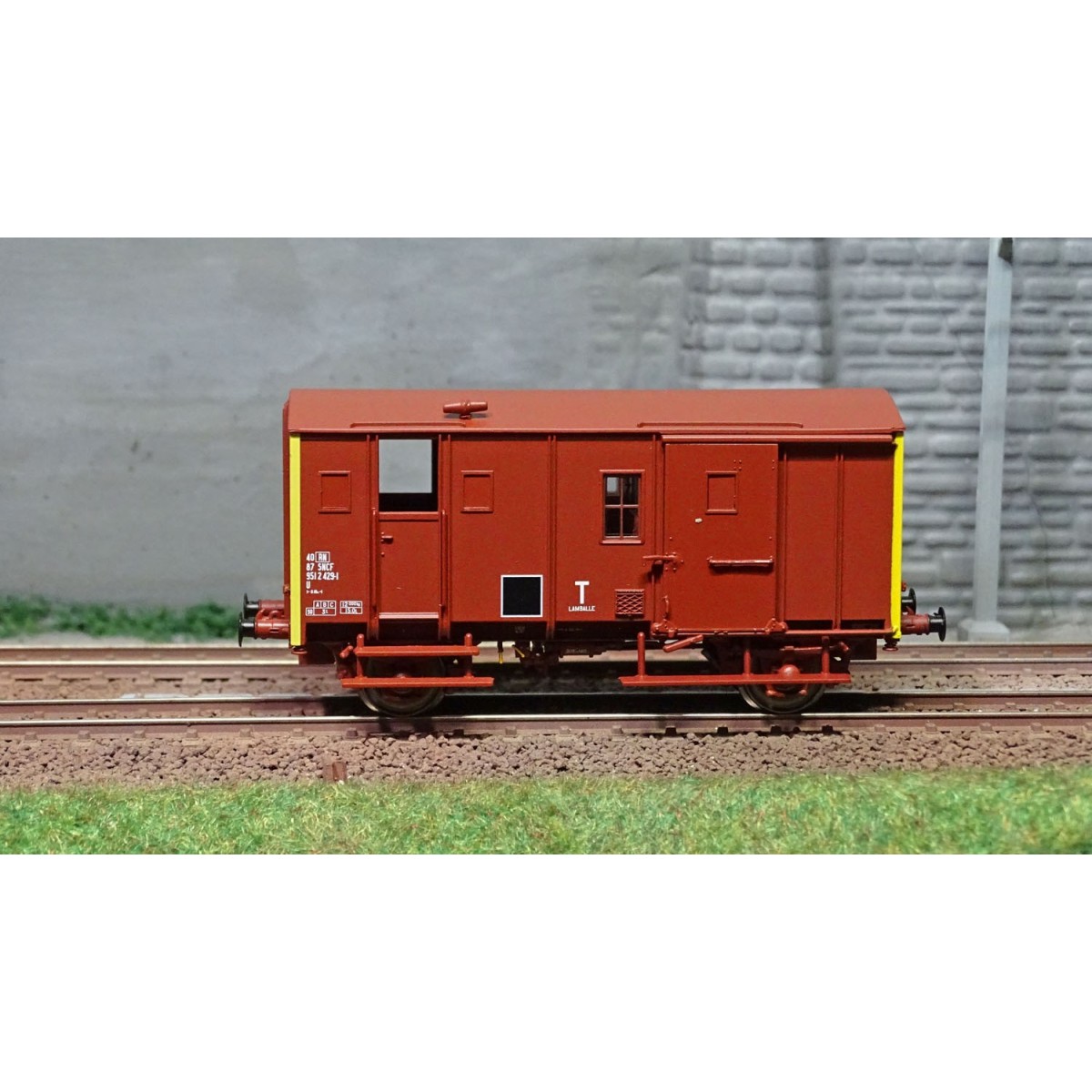 EPM 51.02.10 UK van freight wagon, UIC red, red roof and chassis, S...