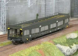 SNCF DD DEV 66 car transporter wagon, green livery, white framed lo...