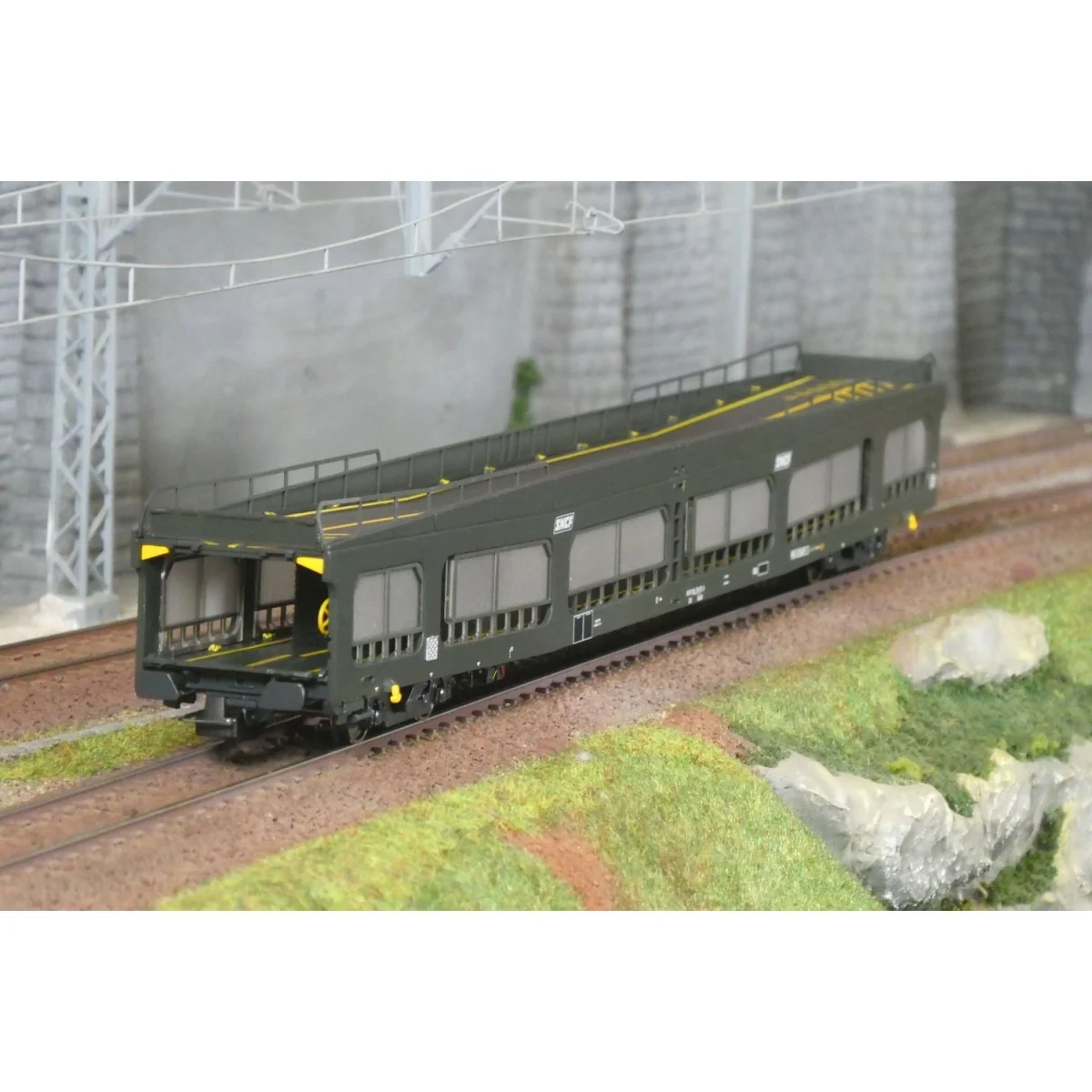 SNCF DD DEV 66 car transporter wagon, green livery, white framed lo... SNCF DD DEV 66 car transporter wagon, green livery, white framed lo...