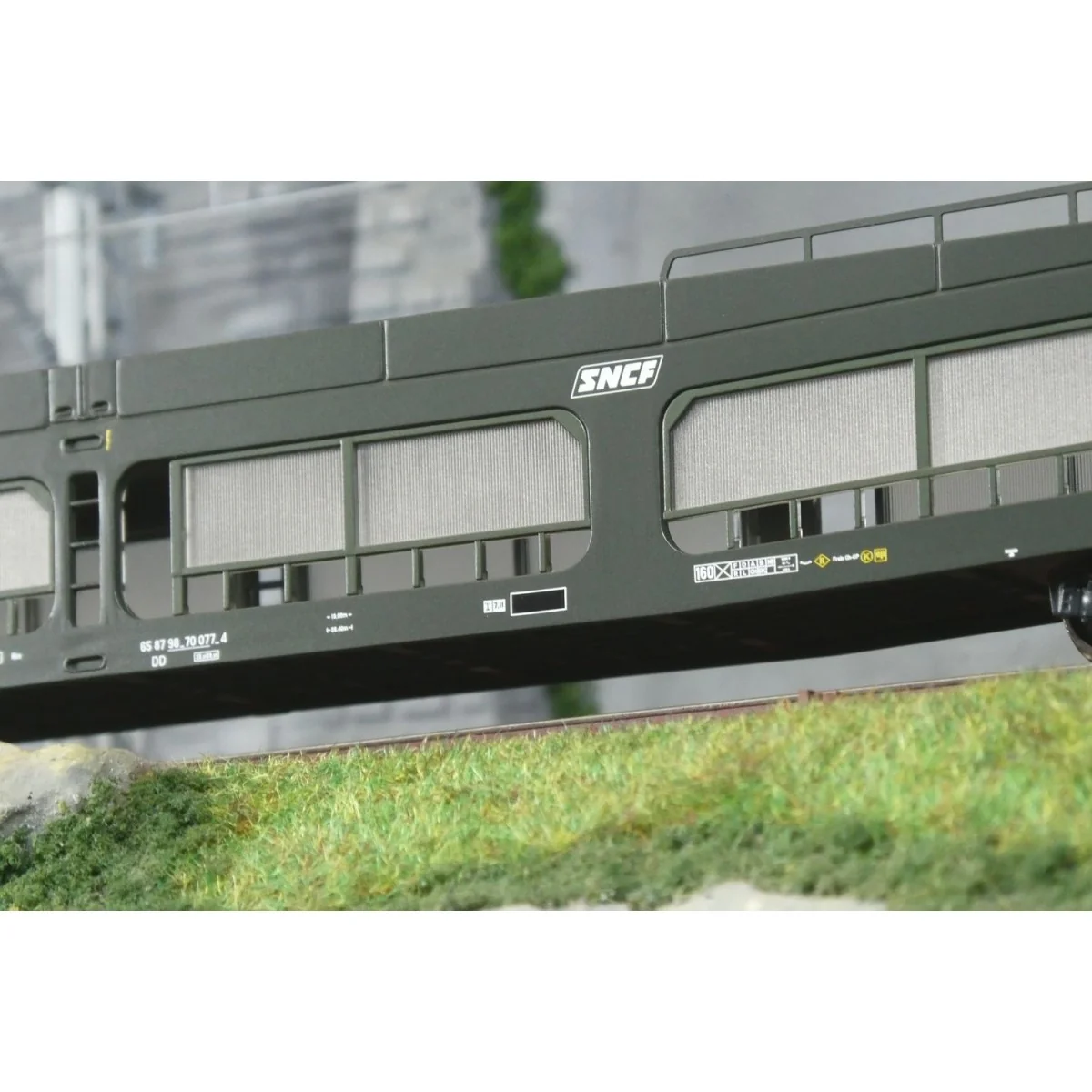 SNCF DD DEV 66 car transporter wagon, green livery, white framed lo...