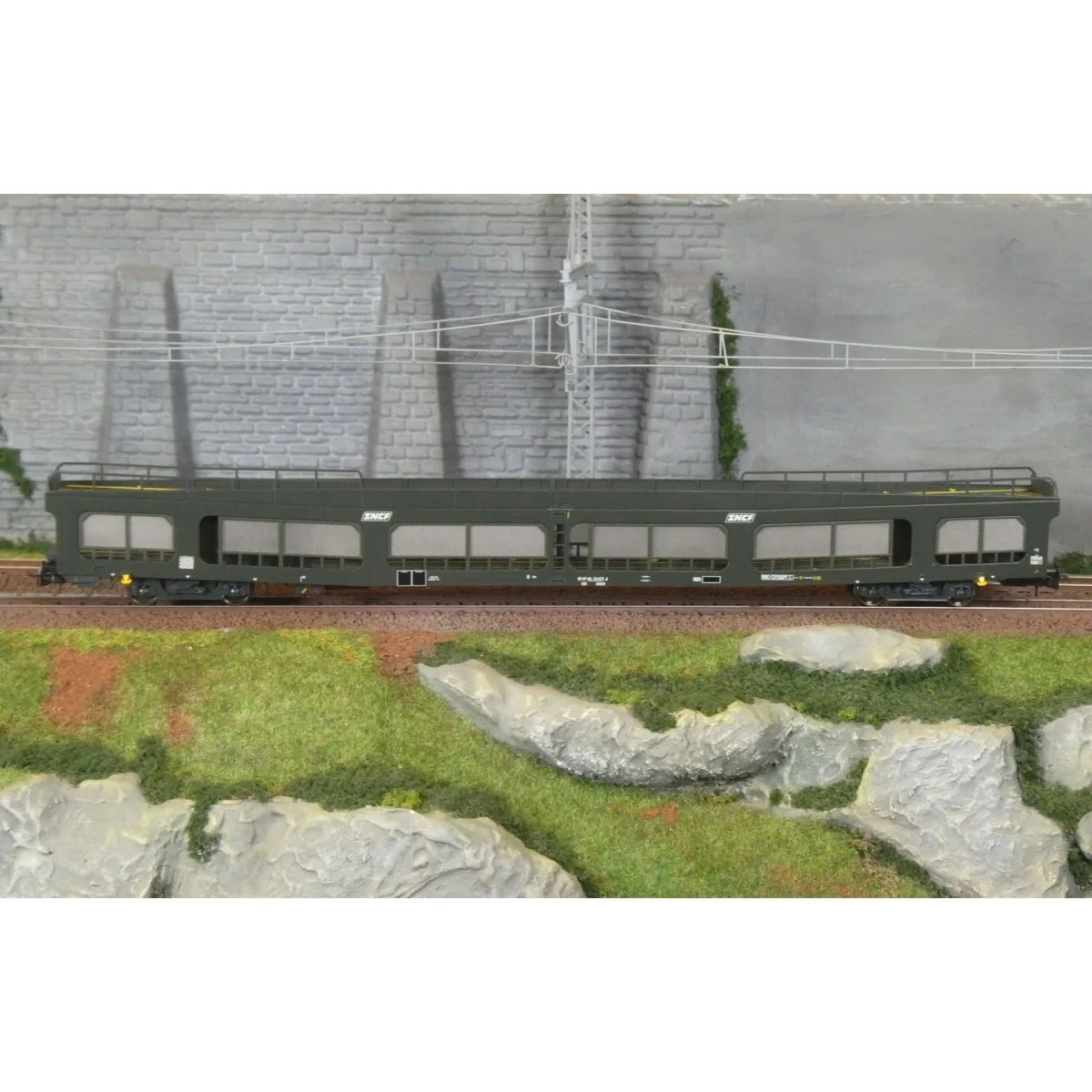 SNCF DD DEV 66 car transporter wagon, green livery, white framed lo...