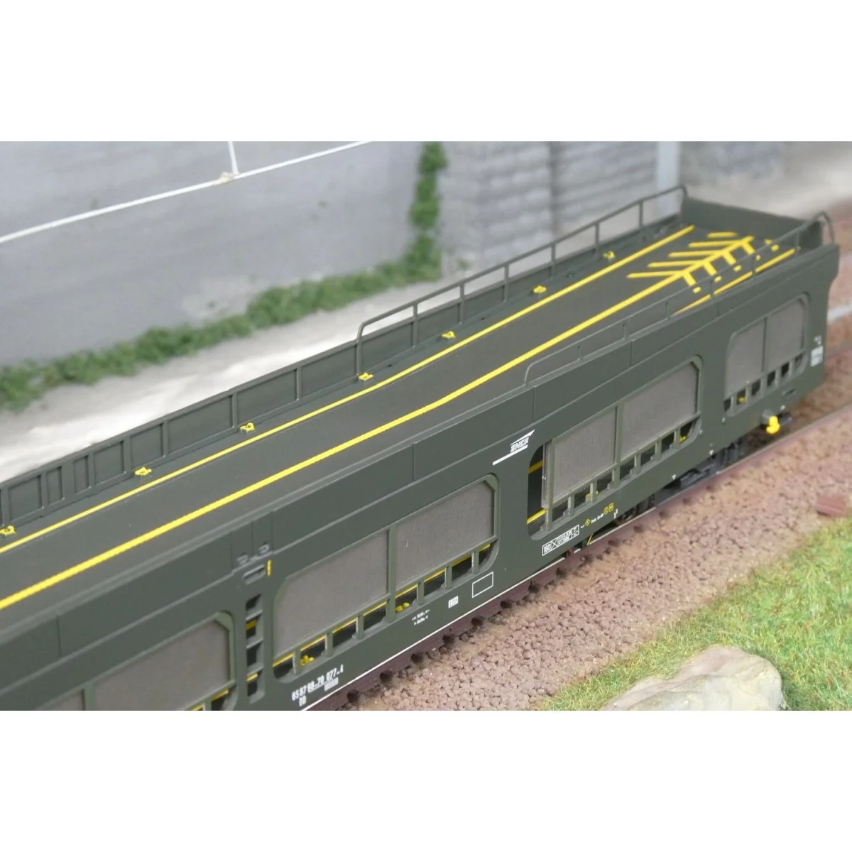 SNCF DD DEV 66 car transporter wagon, green livery, cap logo, semi-...