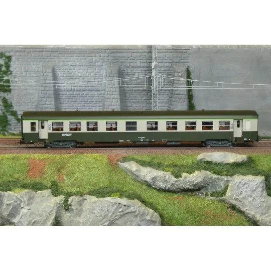 R37_HO42516-R37 HO42516 Voiture voyageurs USI, B10t, bogies Y24, Chambéry, éclairée