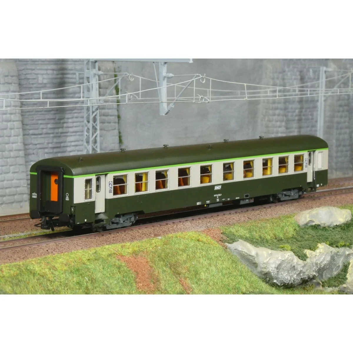 USI B10t passenger car, SNCF (Sotteville) – R37 HO42515 – Illuminated...